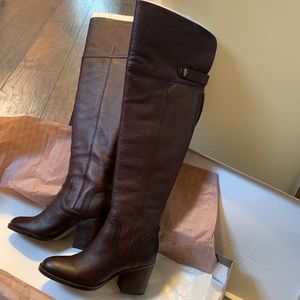 BRAND NEW, NEVER USED Franco Sarto L-Ollie in Burgundy. Size 7.5 M.